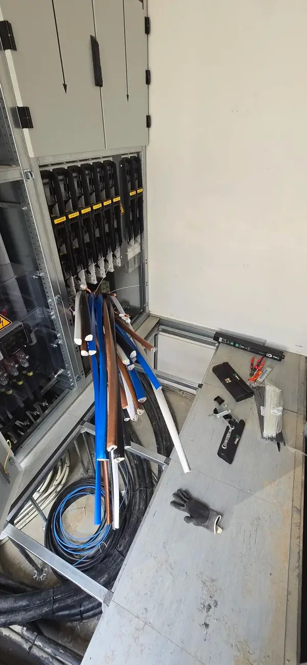 Ausführung einer Industrieelektroinstallation - NIFTY GROUP Team bei der Arbeit